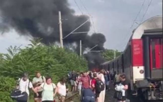В Словакии поезд столкнулся с автобусом, который разорвало пополам (видео)