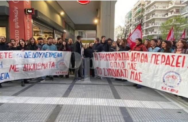 Салоники: владелец ресторана угрожает сотрудникам, требующим зарплату