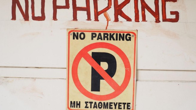 Штраф 400 евро за самовольное установление знака "No PARKING"