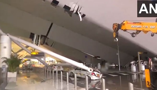 Нью-Дели: один человек погиб в результате обрушения крыши в международном аэропорту из-за плохой погоды