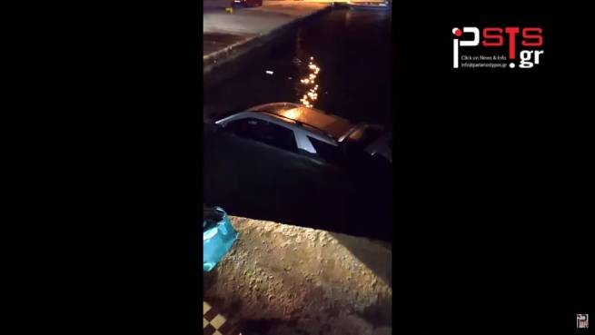 Парос: авто с тремя пассажирами "нырнуло" в море с парома (видео)