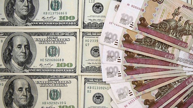 В России торги долларами и евро "на паузе" - на Мосбиржу наложены санкции (видео)