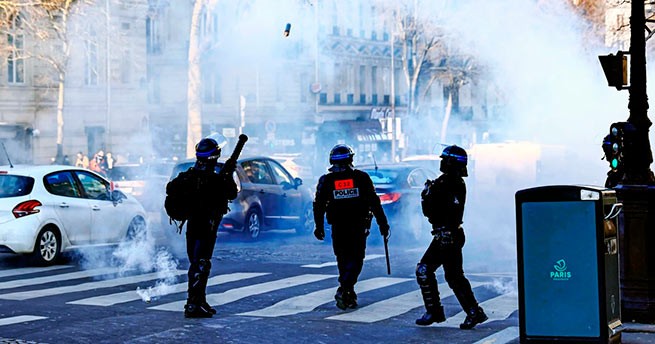 Париж: дикие столкновения между полицией и &quot;черным&quot; блоком