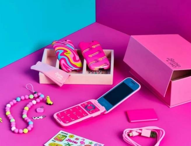 "Раскладушка" Barbie Phone предназначена для тех, кто устал от интернета (видео)