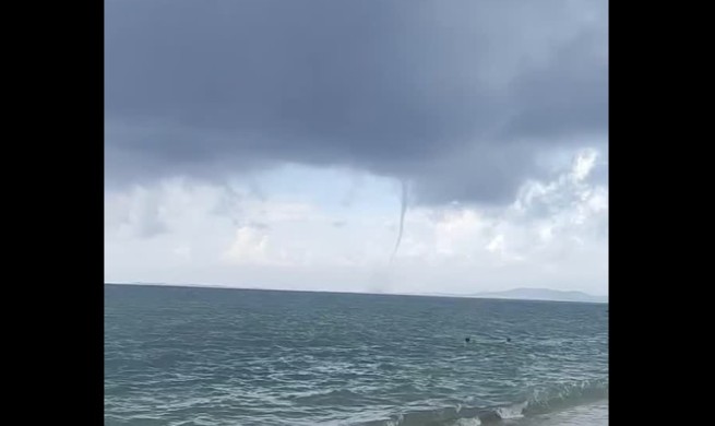 Впечатляющий водяной смерч на пляже Авдиры