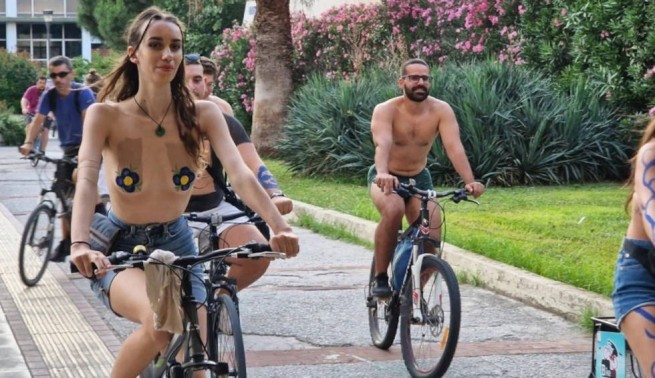 Салоники: голые велосипедисты на улицах города