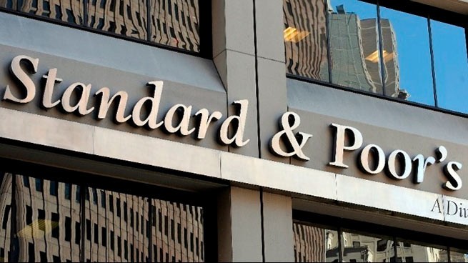 S&P повысило экономический рейтинг Греции до инвестиционного уровня