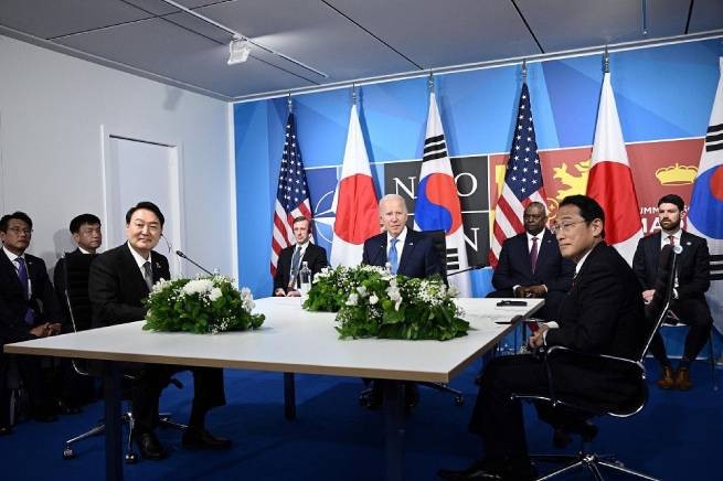 Лидеры США, Японии и Южной Кореи встретились в загородной резиденции Джо Байдена