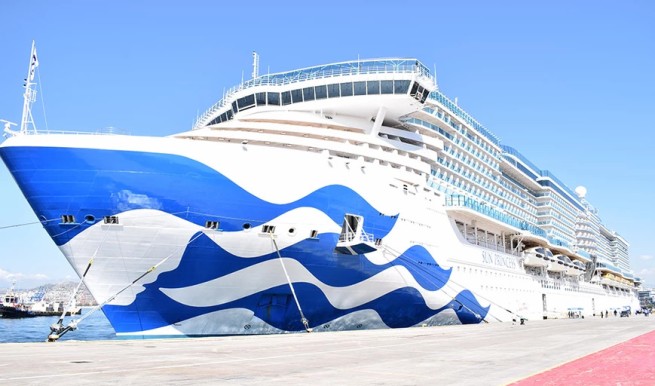 Круизный лайнер Sun Princess в порту Пирей