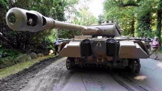 В Германии танк стрелял на трассе