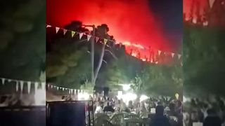 Закинф: местные жители поют и танцуют, несмотря на бушующий поблизости лесной пожар (видео)